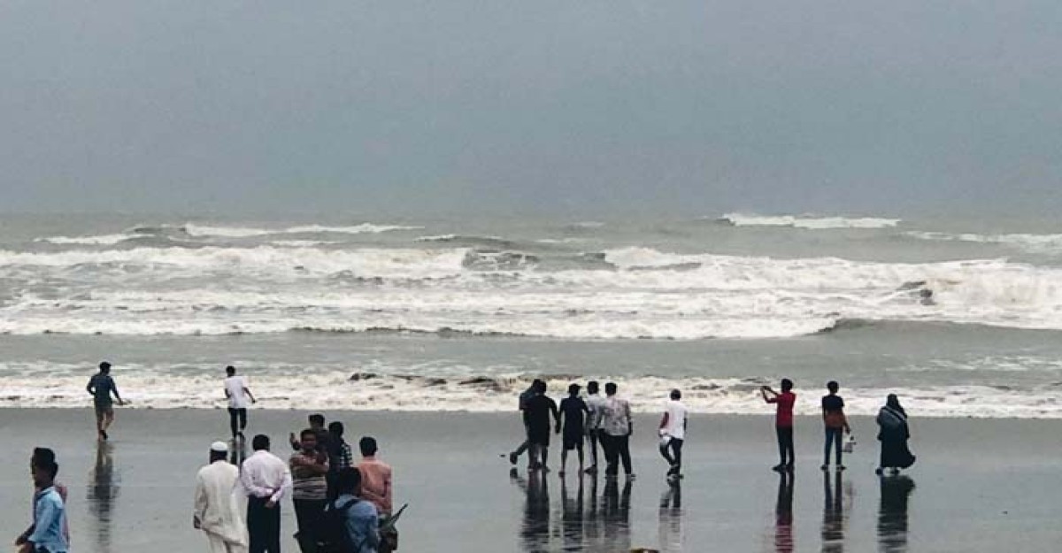 ‘রেমাল’ আংশকামুক্ত সৈকতের রূপ দেখতে মানুষের ঢল