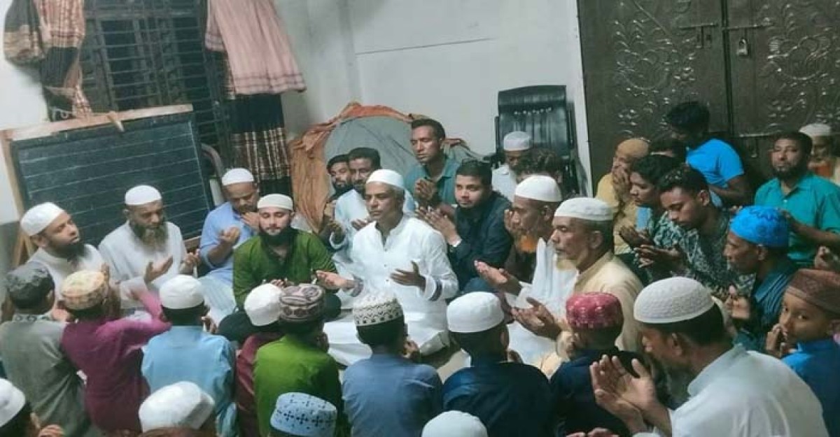 এতিমদের সাথে খাবার খেলেন উপজেলা চেয়ারম্যান কালাম