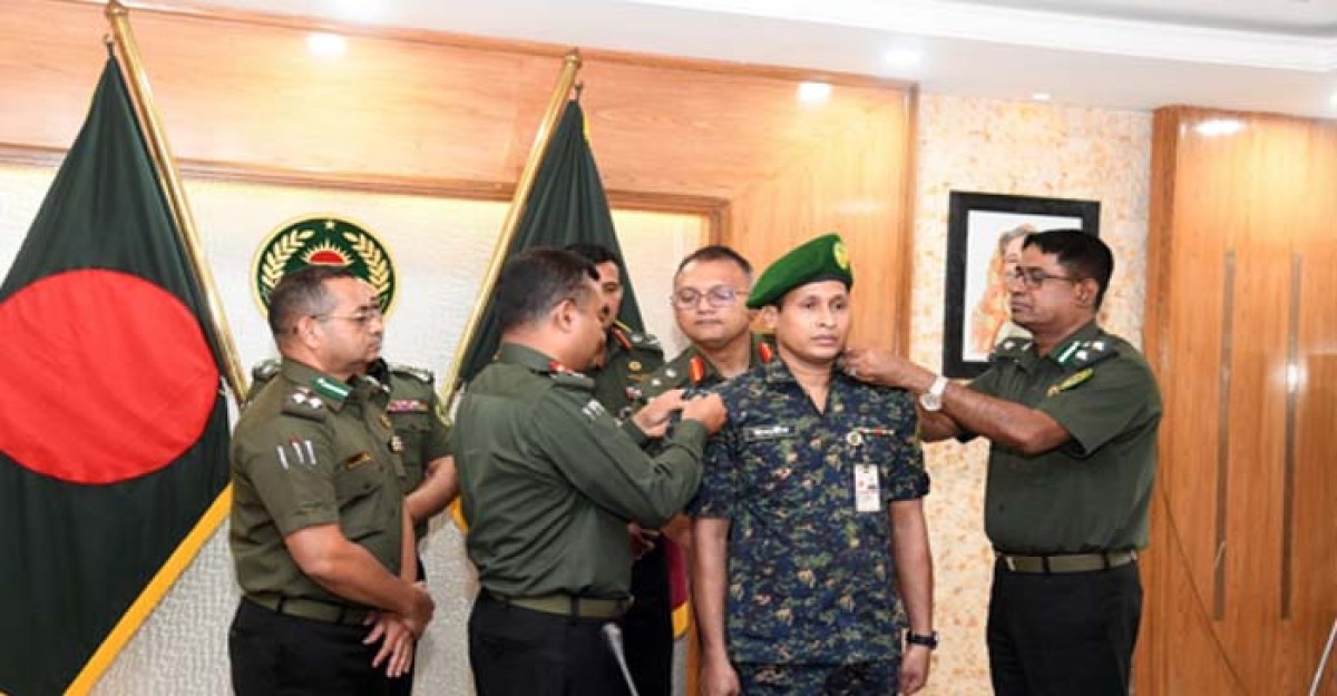 পদোন্নতিপ্রাপ্ত কর্মকর্তাদের র্যাঙ্ক ব্যাজে সুশোভিত করলেন আনসারের মহাপরিচালক