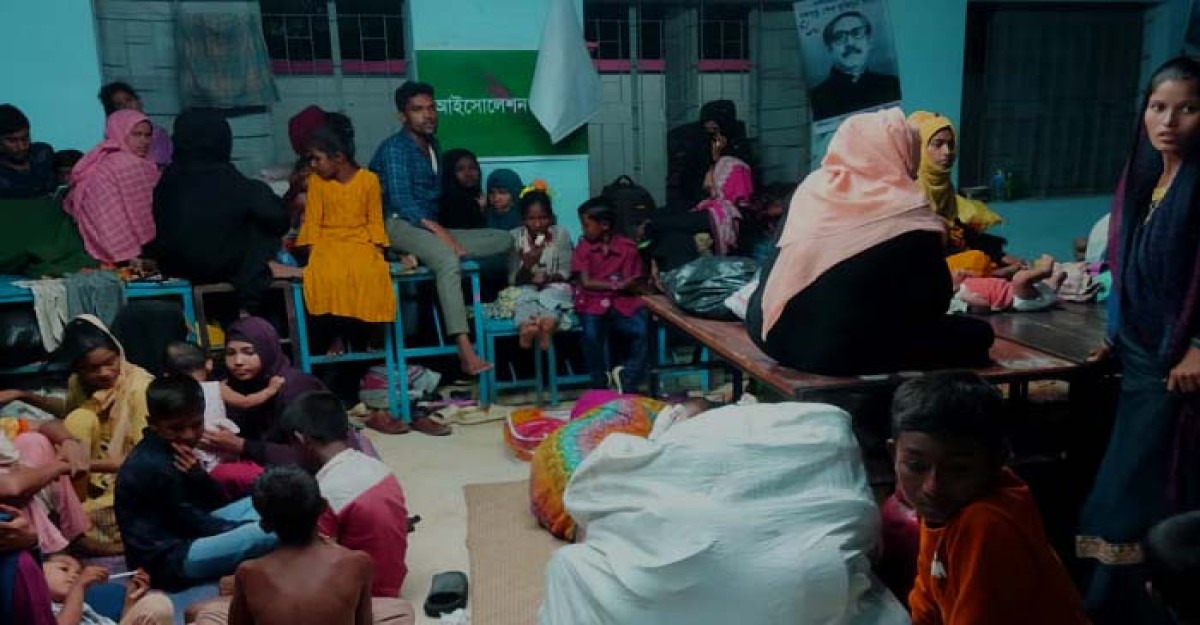 কক্সবাজারে আশ্রয়কেন্দ্রে ছুটছে সাধারণ মানুষ