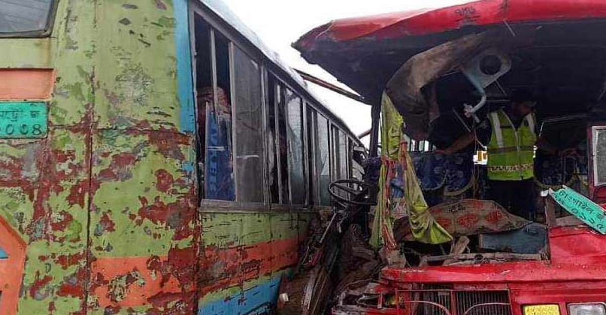ধামরাইয়ে দুই বাসের মুখোমুখি সংঘর্ষ