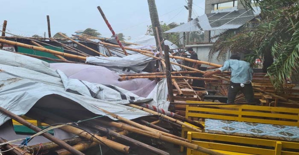 ঘূর্ণিঝড় রেমালের প্রভাবে উড়ে গেল সমুদ্রপাড়ের শতাধিক দোকান