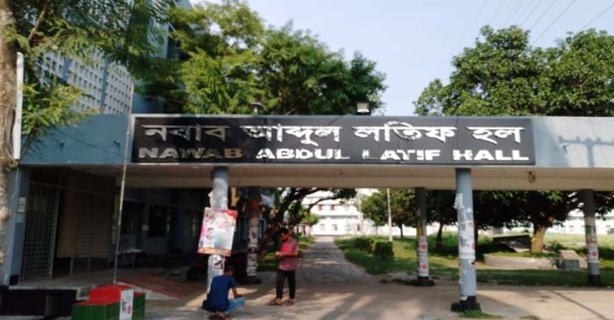 রাবির হলে তালা দিয়ে শিক্ষার্থীদের আন্দোলন, ভাঙচুর