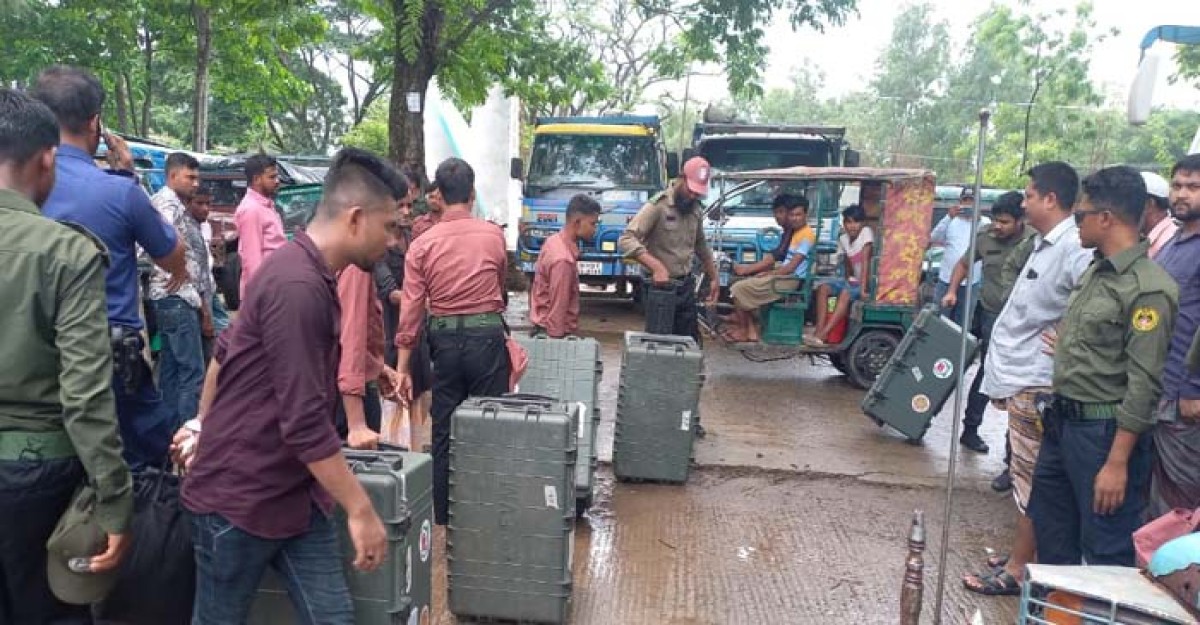 টেকনাফে ইভিএম এর নির্বাচনী সরঞ্জাম বিতরণ