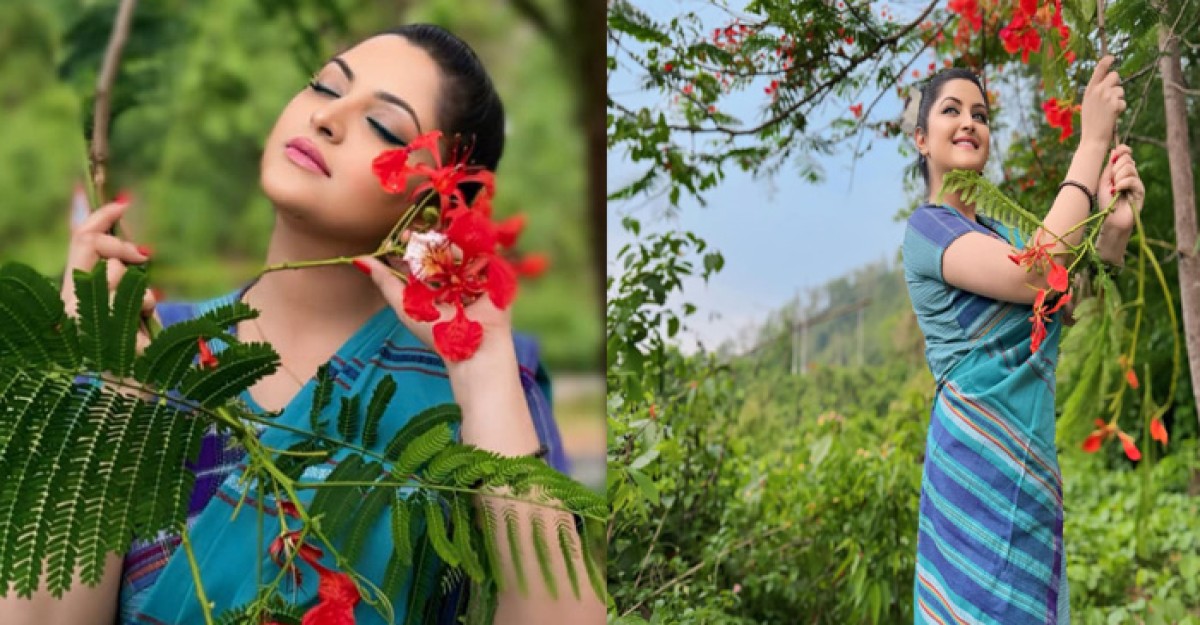 কৃষ্ণচূড়ার বনে ‘আগুন জ্বালালেন’ পরী