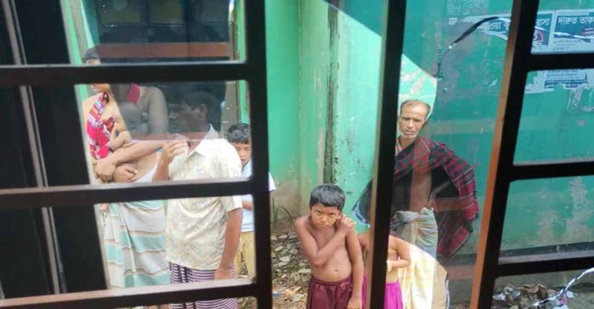গাজীপুরে রাতের অন্ধকারে বাড়িতে কিশোর গাংয়ের হামলা