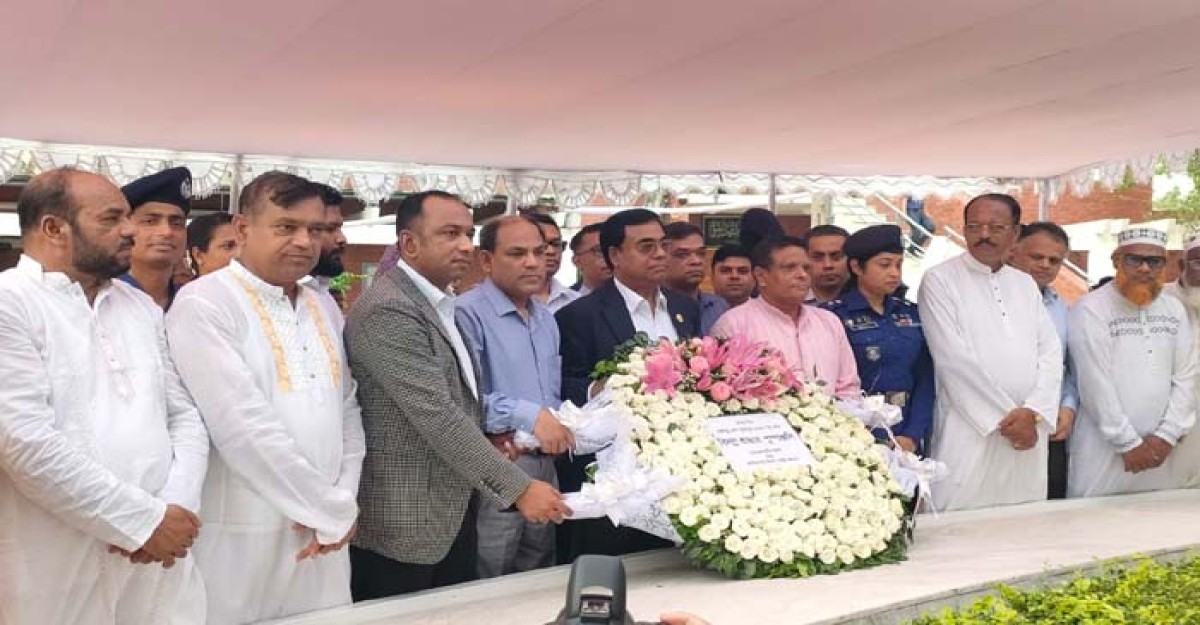 বঙ্গবন্ধুর সমাধিতে জননিরাপত্তা বিভাগের নতুন সচিব জাহাংগীর আলমের শ্রদ্ধা