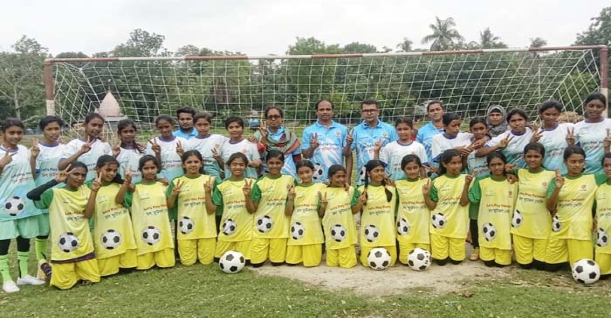 নড়াইলে ১২ দিন ব্যাপী কিশোরিদের ফুটবল প্রশিক্ষণ শুরু