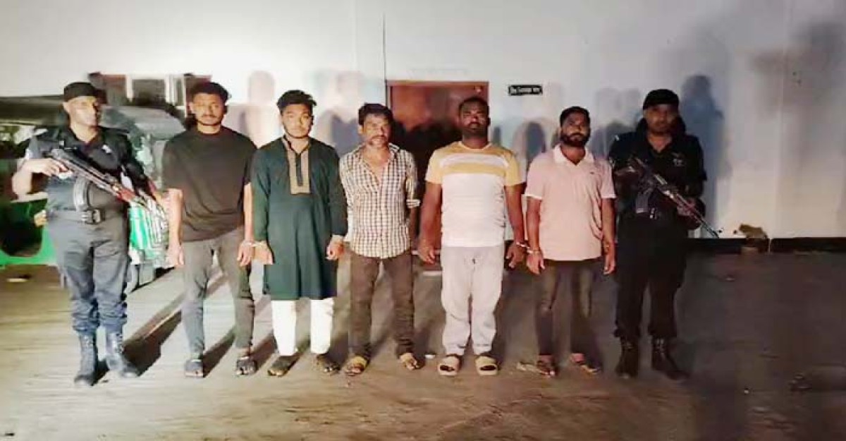 সৈকতের ঝাউবাগানে মধ্যরাতে অভিযান, দেশীয় অস্ত্রসহ আটক ৫
