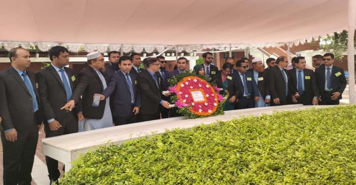 বঙ্গবন্ধুর সমাধিতে তথ্য ও সম্প্রচার মন্ত্রণালয়ের কর্মকর্তাদের শ্রদ্ধা নিবেদন