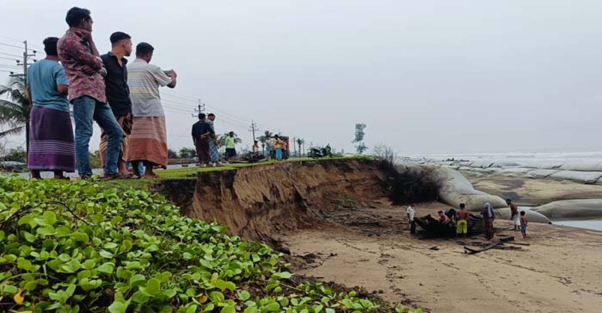 তীব্র স্রোতে ভাঙছে মেরিন ড্রাইভ সড়ক