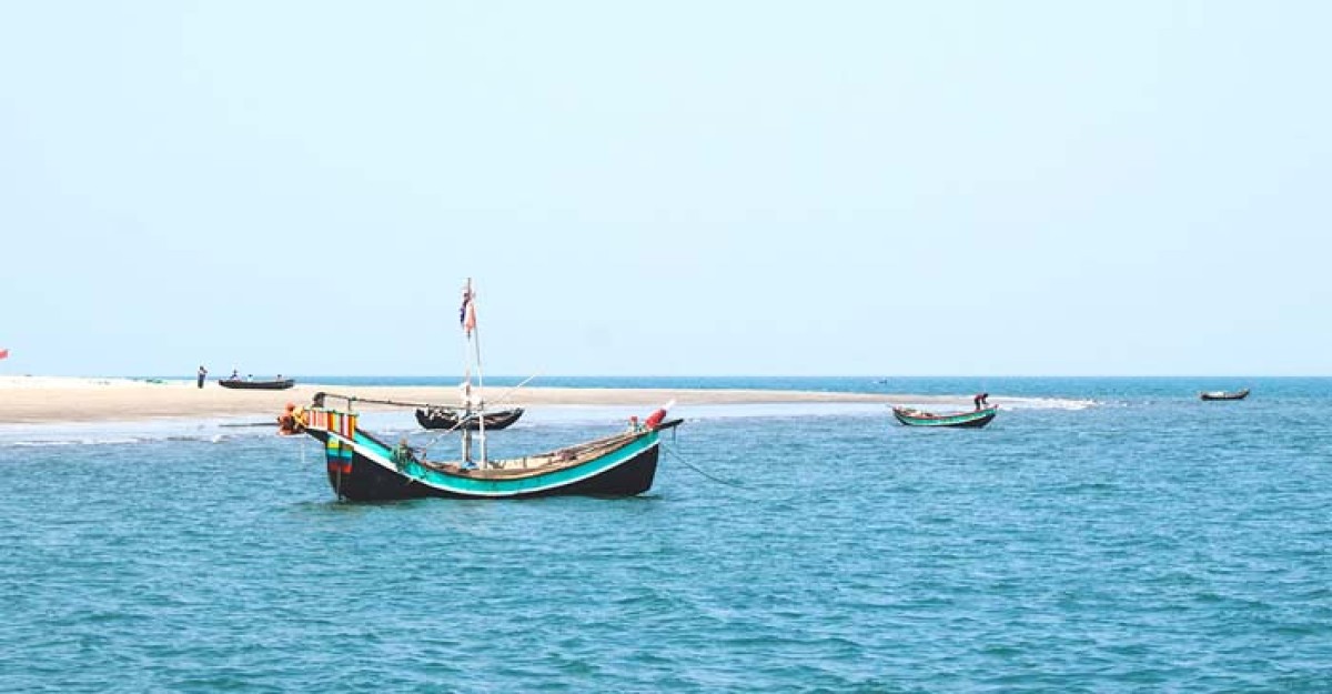 আবারও সেন্টমাটিনগামী ট্রলারকে লক্ষ্য করে গুলিবর্ষণ