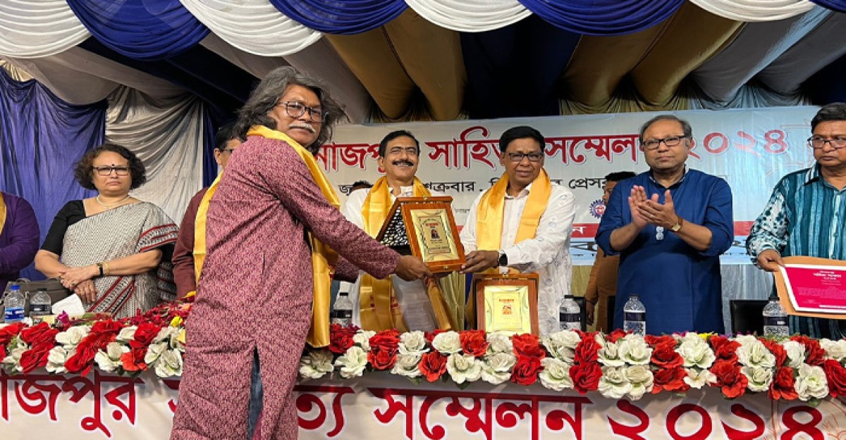 'কাব্যকথা' বিশেষ সম্মাননা পুরুষ্কার পেলেন জাবি অধ্যাপক তারেক রেজা