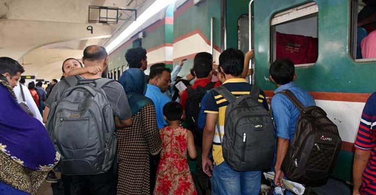 ট্রেনের দরজায় ঝুলে রাজধানী ছাড়ছে ঘরমুখো মানুষ