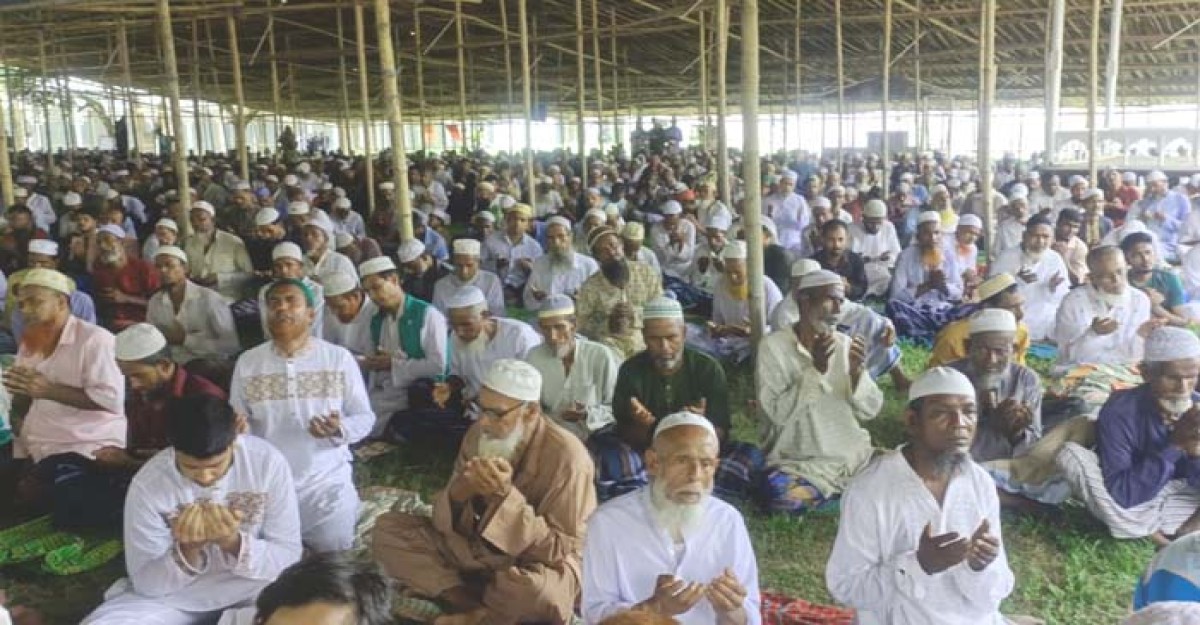 বিশ্ব জাকের মঞ্জিলে ঈদ জামাত অনুষ্ঠিত