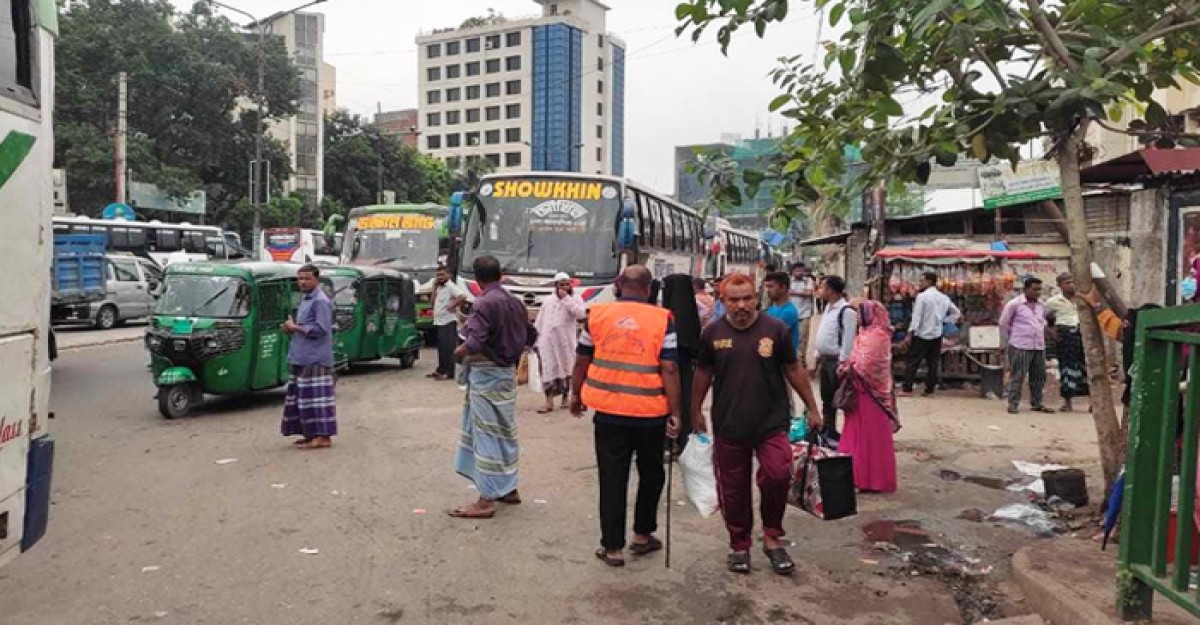 জীবিকার তাগিদে ঢাকায় ফিরছে কর্মজীবি মানুষ