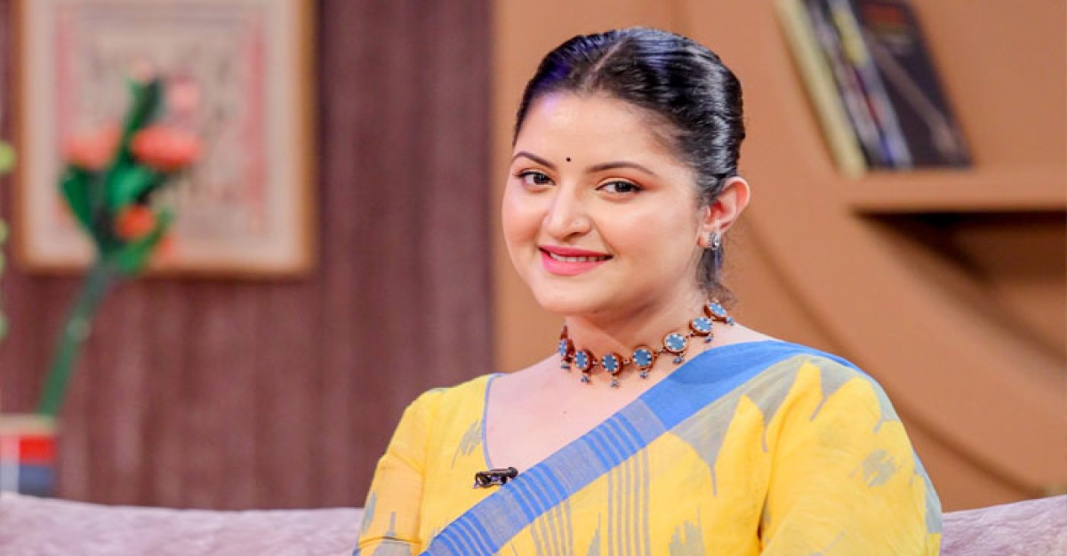 যে খুশিতে মিষ্টি বানিয়ে খাওয়ালেন পরীমনি