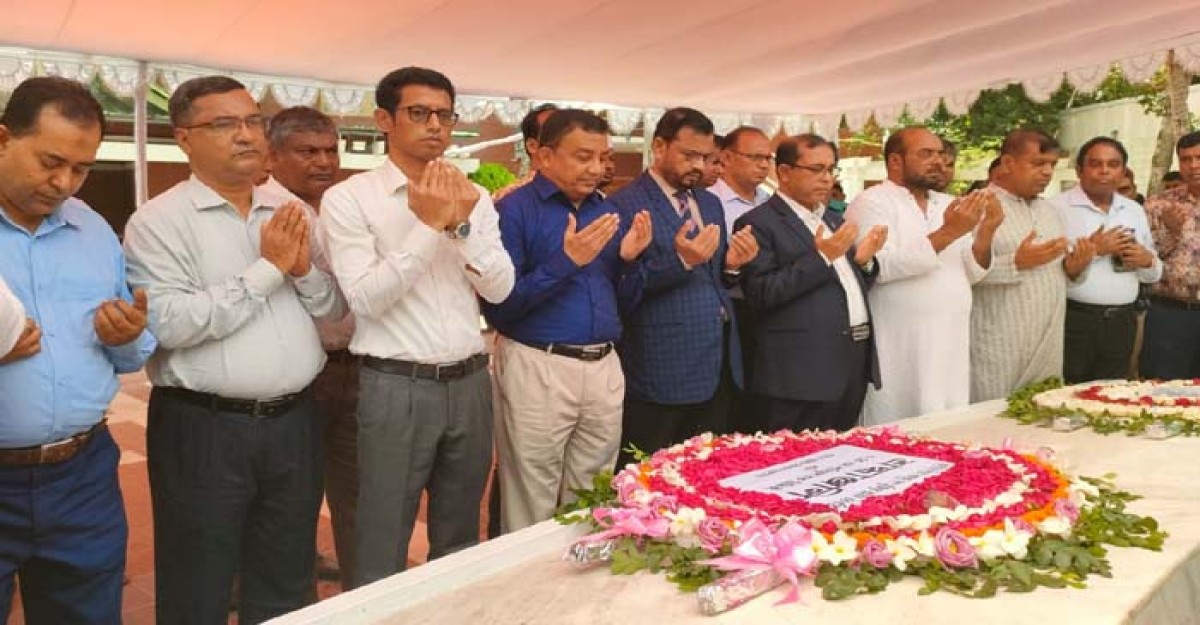 বঙ্গবন্ধুর সমাধিতে পার্বত্য চট্টগ্রাম বিষয়ক মন্ত্রণালয়ের সচিবের শ্রদ্ধা