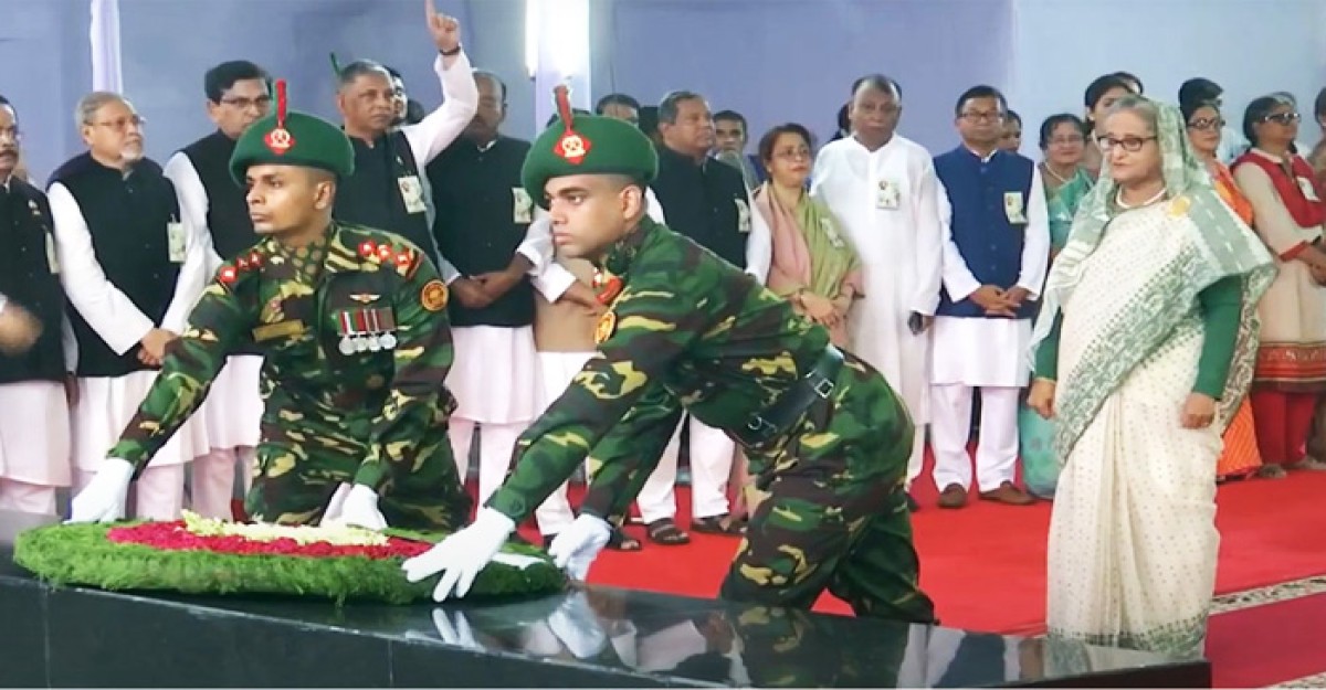 বঙ্গবন্ধুর প্রতিকৃতিতে প্রধানমন্ত্রীর শ্রদ্ধা