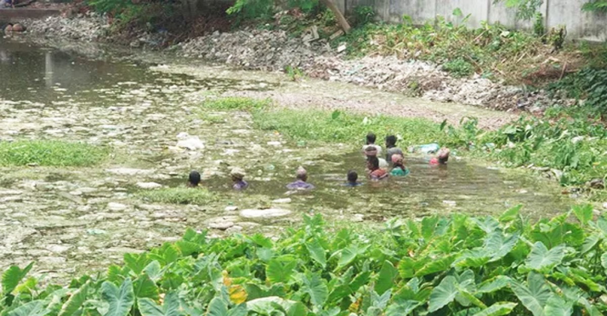 পুকুরে ফেলা গ্যাস বাবুর মোবাইল উদ্ধারে অভিযান