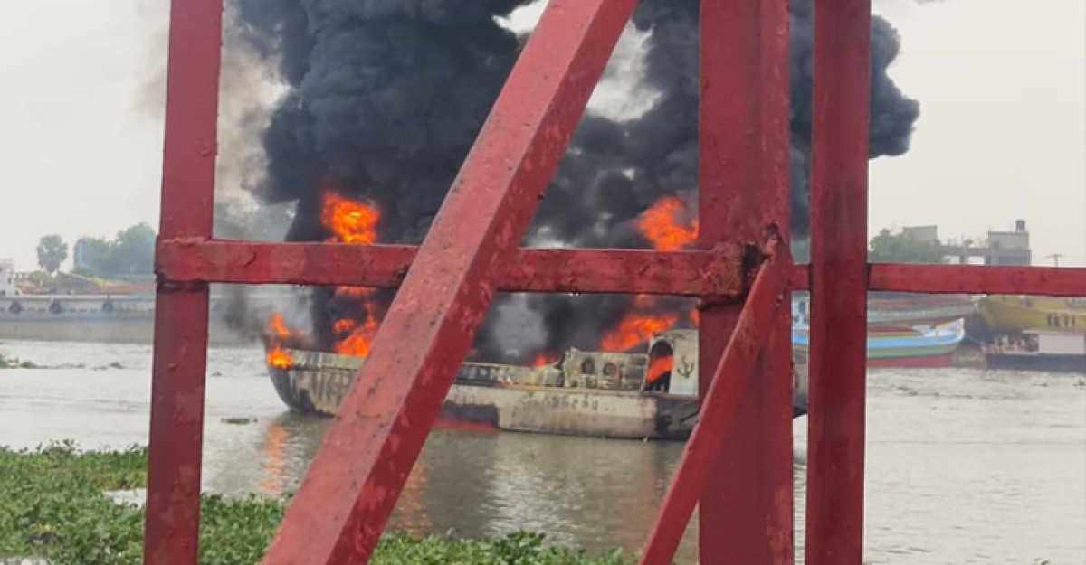 নারায়ণগঞ্জে জাহাজের আগুন নিয়ন্ত্রণে, নিহত ১
