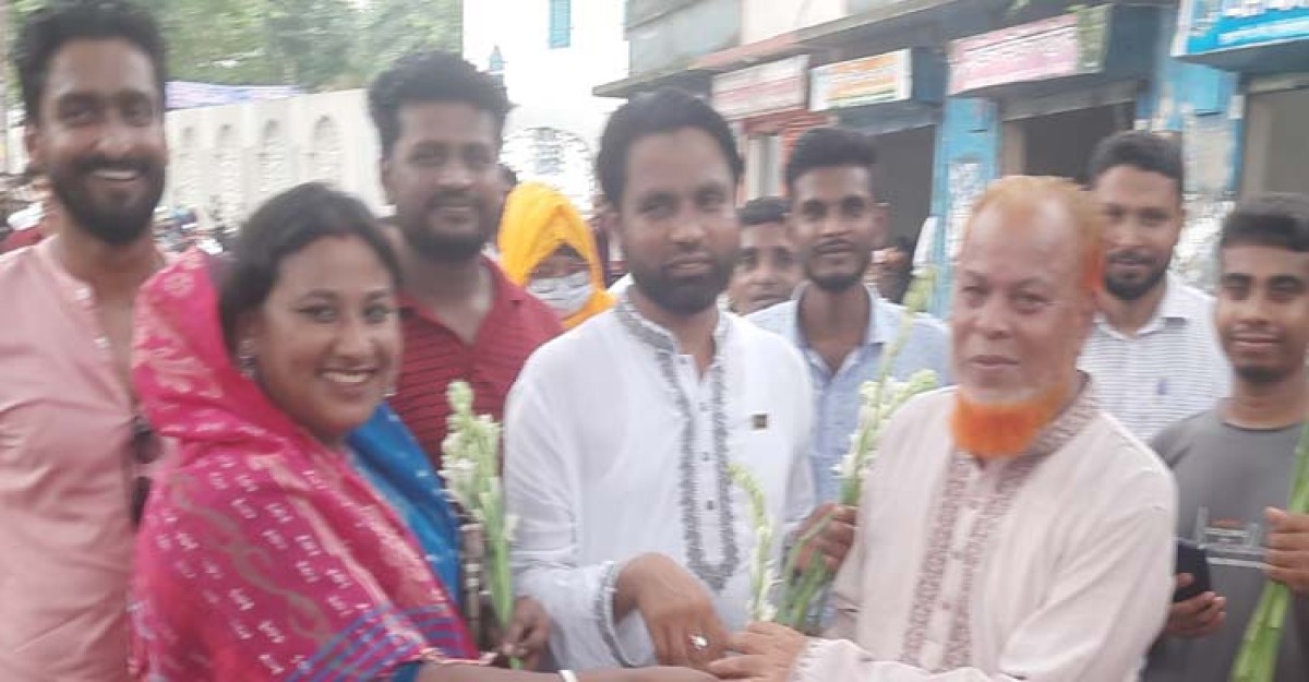 ময়মনসিংহে সাধারণ মানুষকে ফুল দিয়ে শুভেচ্ছা জানালেন দুই ভাইস চেয়ারম্যান