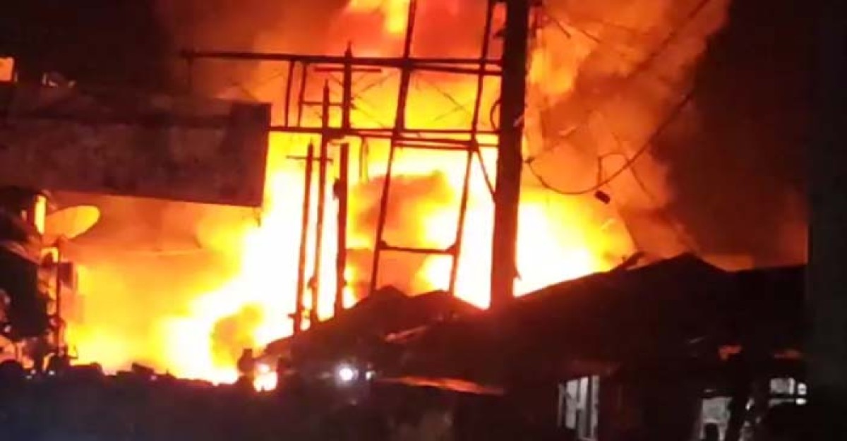 বাগেরহাটের রায়েন্দায় দোকানে ভয়াবহ আগুন