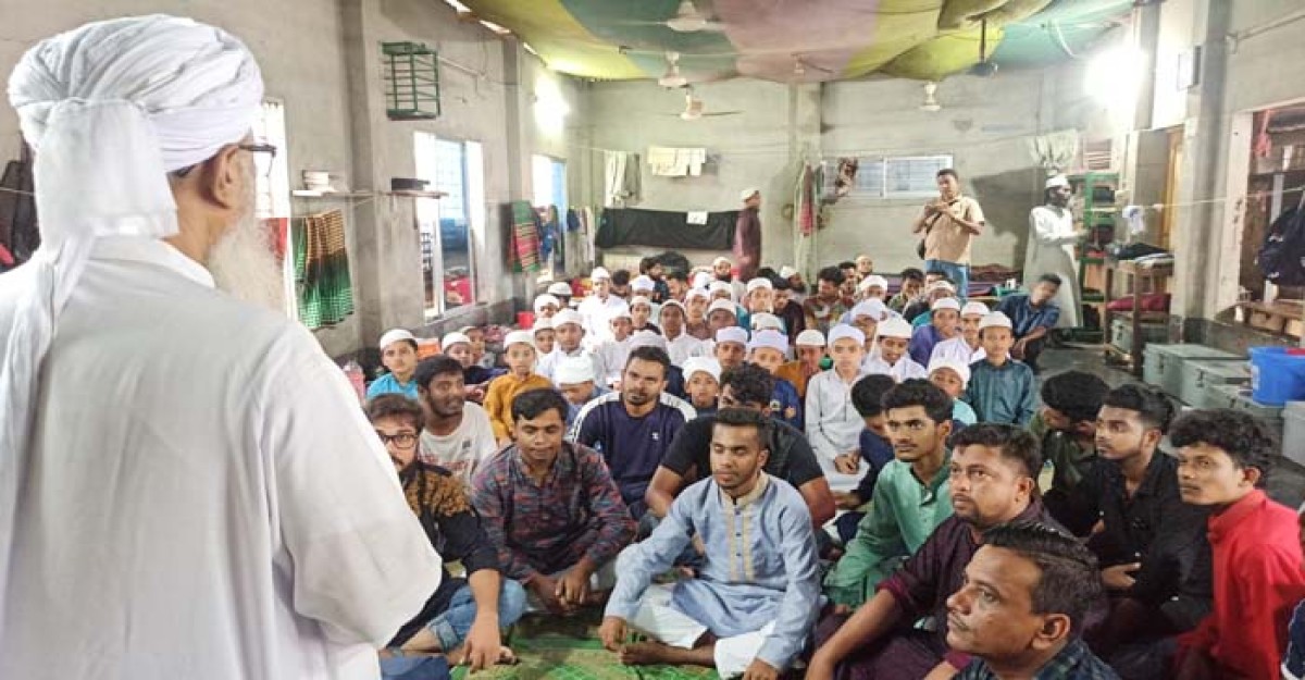 বাগেরহাটে শেখ তন্ময়ের জন্মদিন উপলক্ষ্যে মিলাদ মাহফিল এতিমদের মাঝে খাবার বিতরণ