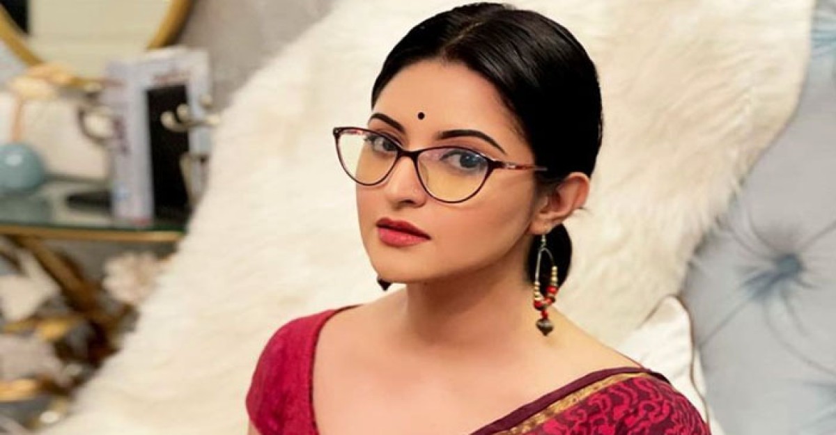 কেন পরীর সব চশমায় জোড়াতালি দেওয়া!