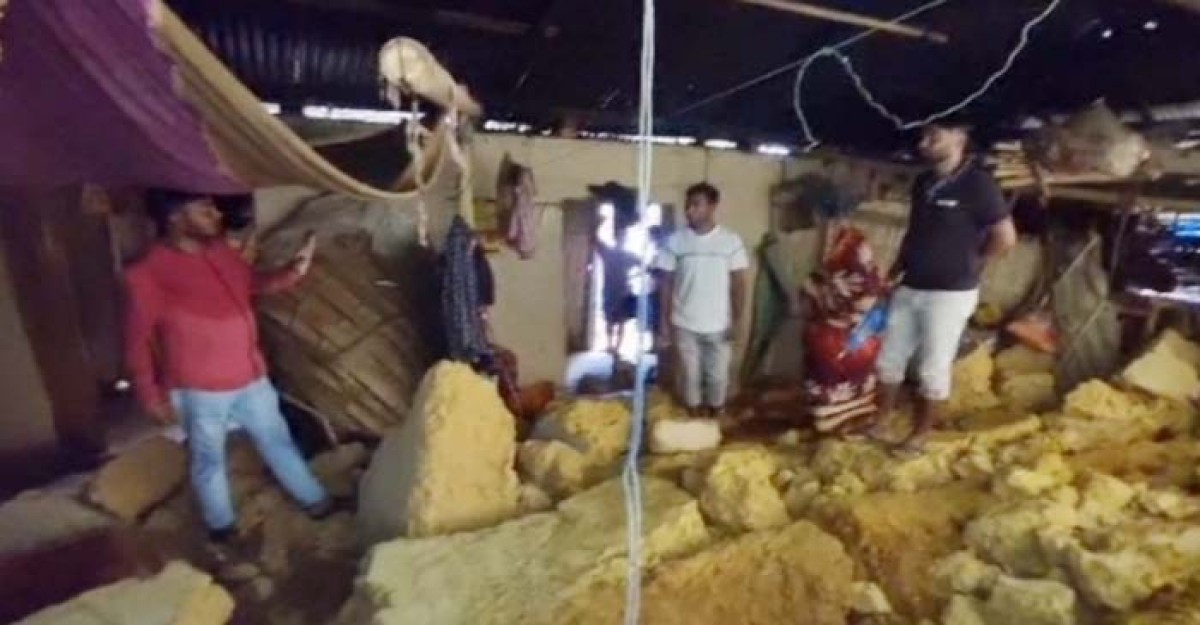 ভারতে দেয়াল ধসে বাবাসহ শিশুর মৃত্যু