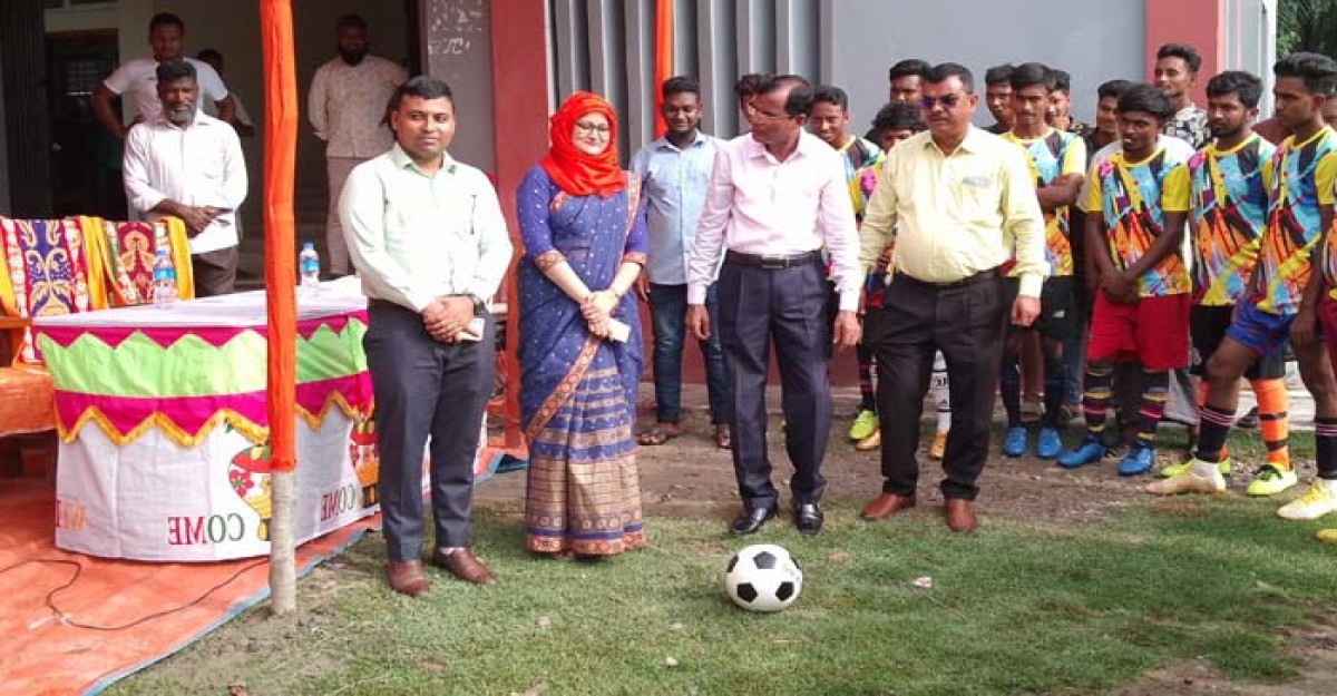 বাগেরহাটে বঙ্গবন্ধু ও বঙ্গমাতা জাতীয় গোল্ডকাপ ফুটবলের উদ্বোধন
