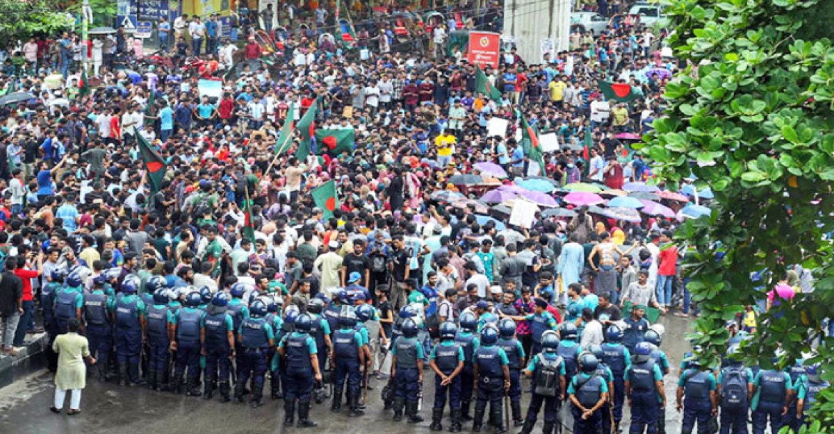 কোটা বাতিলের দাবিতে অবরুদ্ধ শাহবাগ, যানচলাচল বন্ধ