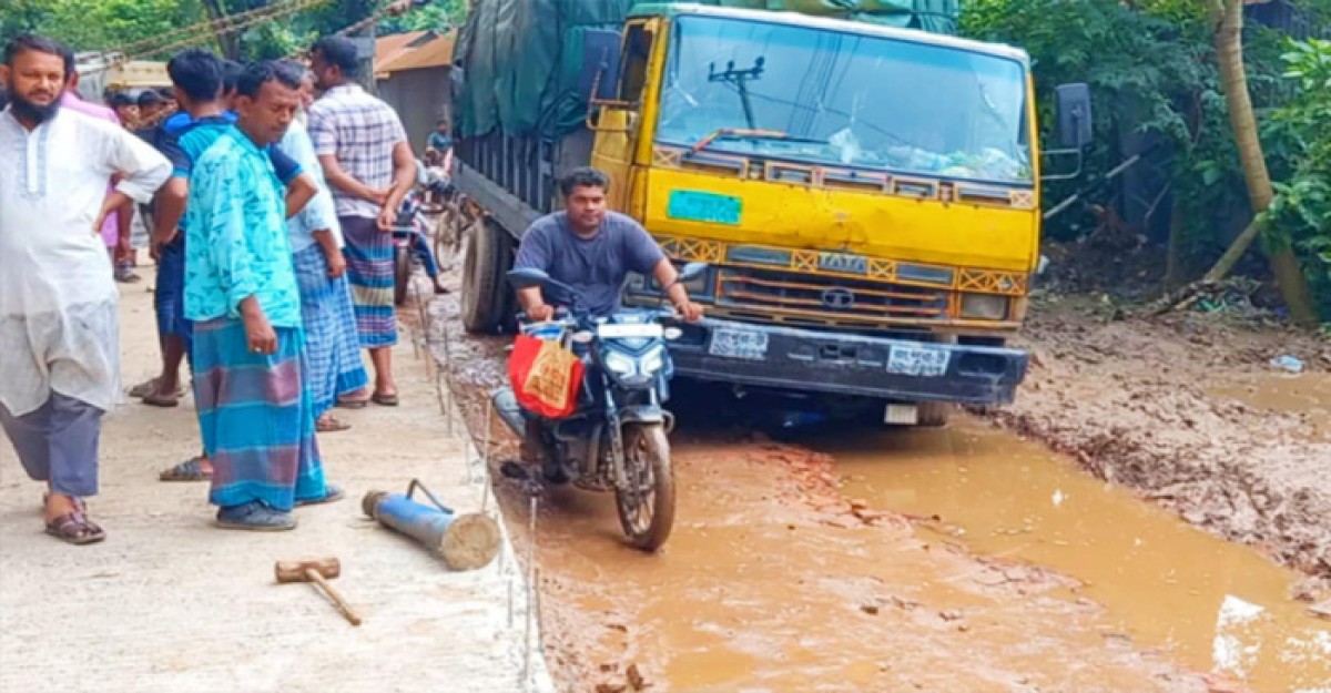 সখীপুর-সাগরদিঘী আঞ্চলিক মহাসড়কে যান চলাচলে চরম দুর্ভোগ