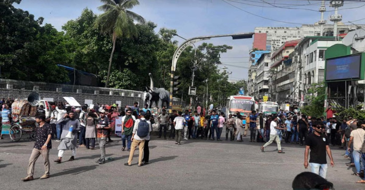 শিক্ষার্থীদের ‘বাংলা ব্লকেড’, অচল সাইন্সল্যাব