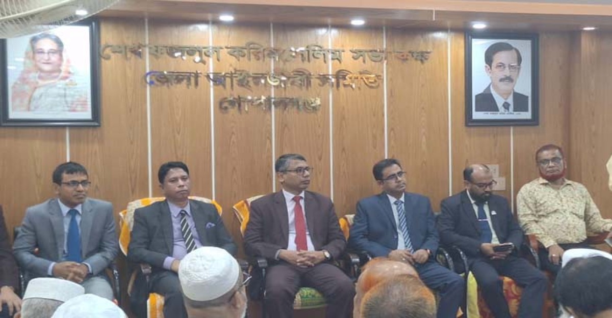 গোপালগঞ্জে নবনিযুক্ত জেলা ও দায়রা জজকে আইনজীবী সমিতির পক্ষে ফুলেল সংবর্ধনা