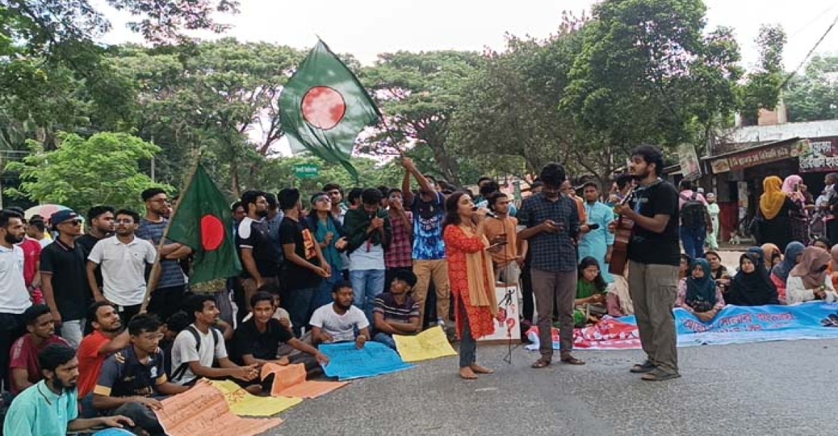 কবিতা-গানে ইবি শিক্ষার্থীদের ব্যতিক্রর্মী সাংস্কৃতিক প্রতিবাদ