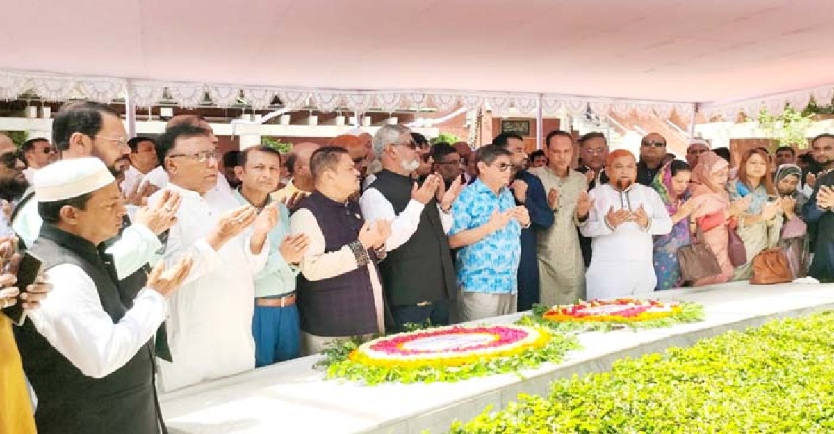 বঙ্গবন্ধুর সমাধিতে গণপূর্ত মন্ত্রী মোক্তাদির চৌধুরীর শ্রদ্ধা