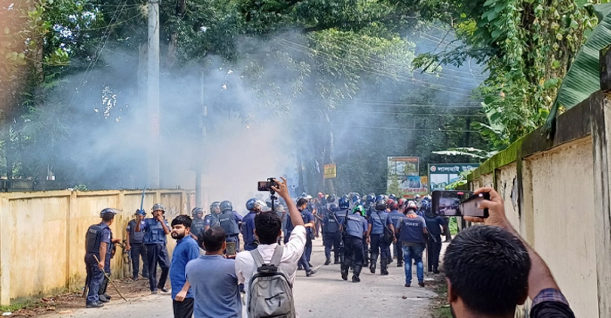 শিক্ষার্থীদের উপর পুলিশের লাঠিচার্জ, গুলি, টিয়ারশেল নিক্ষেপ, আহত ৫০