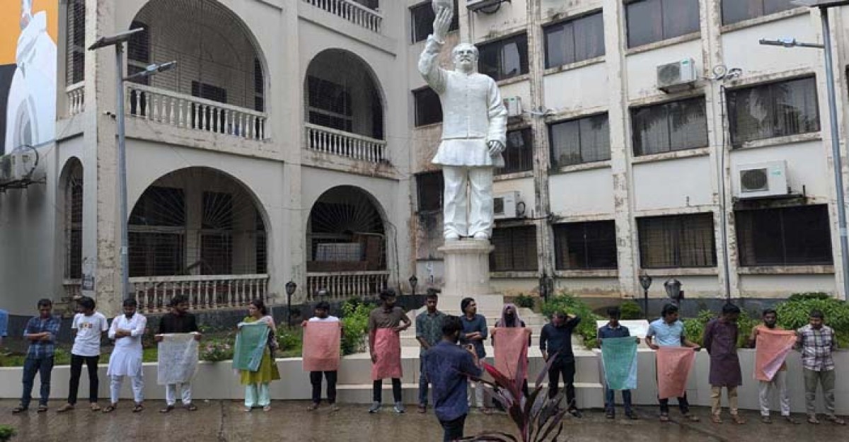 ‘এই তুই কে? আমরা ক্যাম্পাস সাংবাদিকদের গুনি না’