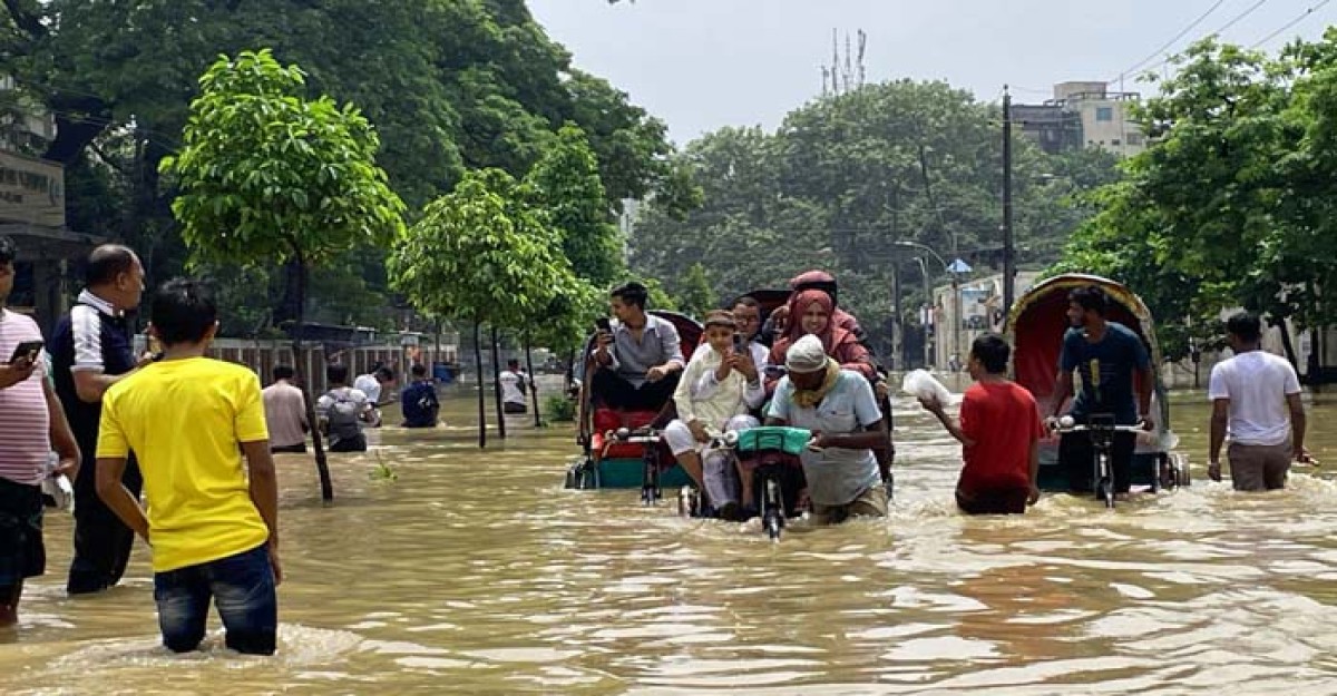 পানির নিচে নিউমার্কেট, ব্যবসায়ীরা কয়েক কোটি টাকার ক্ষতির মুখে