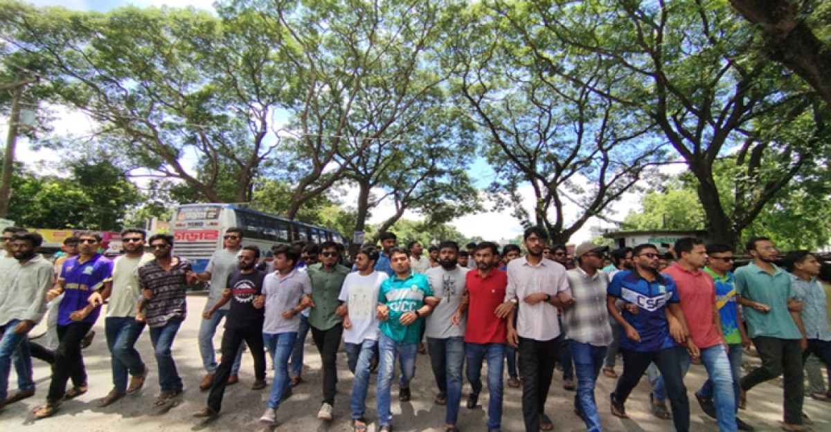 মধ্যরাতে ইবি শিক্ষার্থীদের রাজাকার স্লোগান, প্রতিবাদে ছাত্রলীগের বিক্ষোভ মিছিল