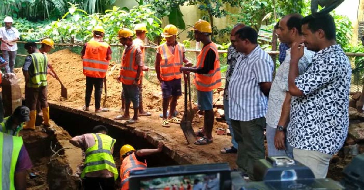 কক্সবাজারে নালায় গাড়ি গ্যারেজ, বসতি ও বর্জ্য