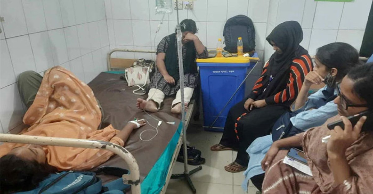 ছাত্রলীগের হামলায় ইডেন কলেজের ৪ ছাত্রী ঢামেকে ভর্তি