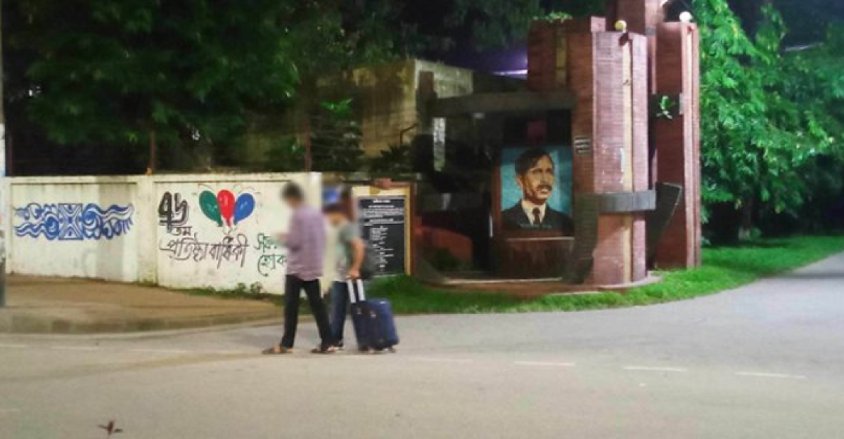 ঢাবিতে আতঙ্ক, হল ছাড়ছেন শিক্ষার্থীরা
