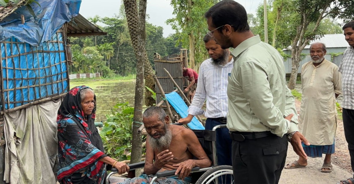 তিন যুগ বাবা মায়ের দায়িত্ব নেননি ছেলে মেয়ে,পাশে দাঁড়ালেন ইউএনও