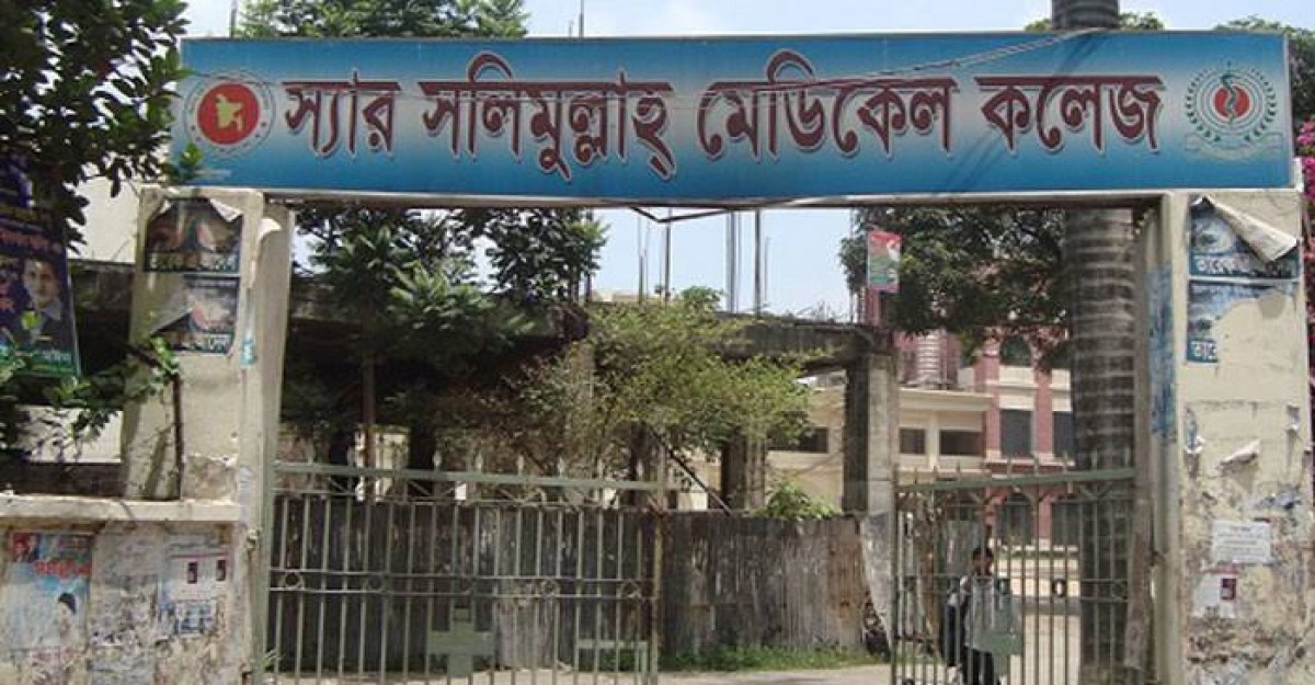 সলিমুল্লাহ মেডিকেলে ছাত্রলীগের হামলা, হল ছাড়ছেন শিক্ষার্থীরা