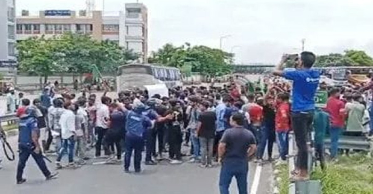 পদ্মা সেতুর মাওয়া প্রান্ত শিক্ষার্থীদের বিক্ষোভ মিছিল চলাচল ব্যাহত