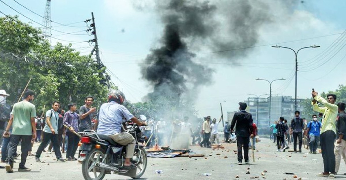শিক্ষার্থীদের সঙ্গে পুলিশের ধাওয়া-পাল্টা ধাওয়া, উত্তপ্ত বাড্ডা