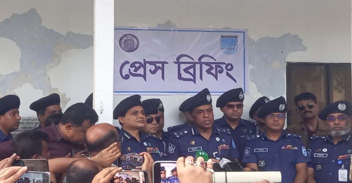সাভারে ক্ষতিগ্রস্ত স্পট গুলো পরিদর্শন করেন ঢাকা রেঞ্জের ডিআইজি