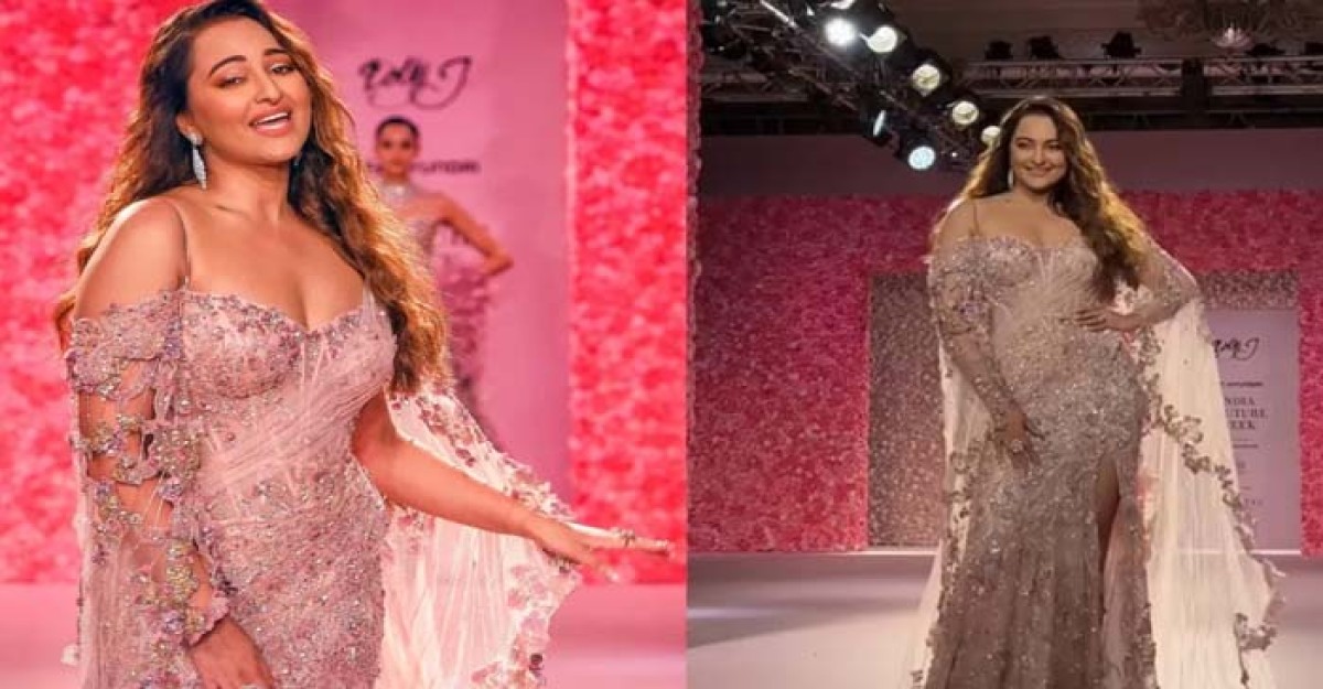 র্যাম্পে নজরকাড়া সোনাক্ষী, জানালেন বিয়ে নিয়ে